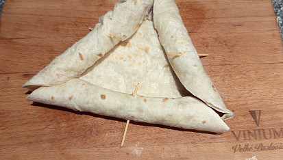 Zapečená tortilla jinak (párky, vejce, šunka, sýr)