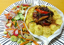 Zapečený hermelín v bramborové kaši s opečenou cibulkou s jablíčkem