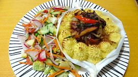 Zapečený hermelín v bramborové kaši s opečenou cibulkou s jablíčkem