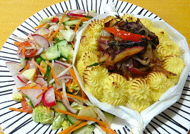 Zapečený hermelín v bramborové kaši s opečenou cibulkou s jablíčkem