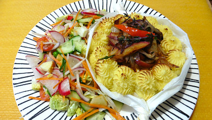 Zapečený hermelín v bramborové kaši s opečenou cibulkou s jablíčkem