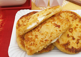 Zeleninovo-bramborové placky plněné brynzou