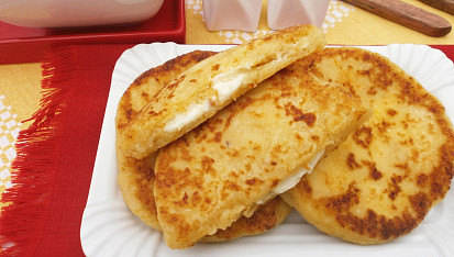 Zeleninovo-bramborové placky plněné brynzou