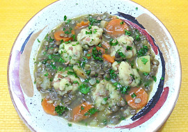 Zeleninovo-čočková polévka se šunkovými knedlíčky