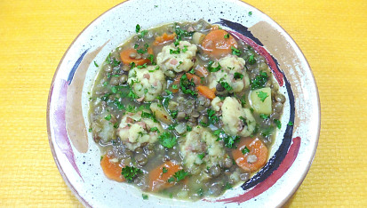 Zeleninovo-čočková polévka se šunkovými knedlíčky