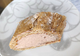 Bezé ořechová roláda se šlehačkou