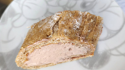 Bezé ořechová roláda se šlehačkou