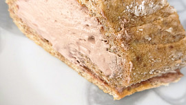 Bezé ořechová roláda se šlehačkou