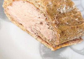 Bezé ořechová roláda se šlehačkou