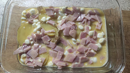 Brambory zapečené s cottage a šunkou