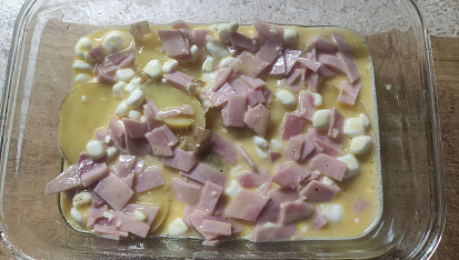 Brambory zapečené s cottage a šunkou