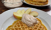 Jablečné wafle se skořicovou šlehačkou