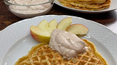 Jablečné wafle se skořicovou šlehačkou
