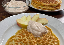 Jablečné wafle se skořicovou šlehačkou
