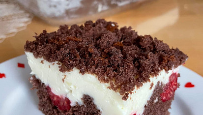 Kakaový koláč s pudinkem a malinami