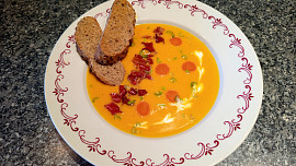 Mrkvový krém s cottagem a smetanou