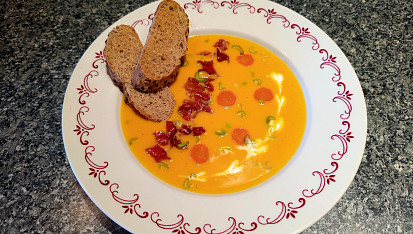 Mrkvový krém s cottagem a smetanou