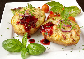 Pečená brambora s hermelínovou náplní