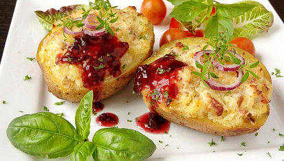 Pečená brambora s hermelínovou náplní