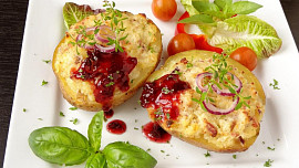 Pečená brambora s hermelínovou náplní