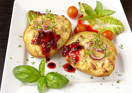 Pečená brambora s hermelínovou náplní