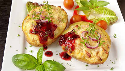 Pečená brambora s hermelínovou náplní