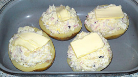 Pečená brambora s hermelínovou náplní