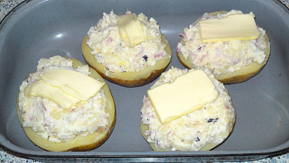 Pečená brambora s hermelínovou náplní