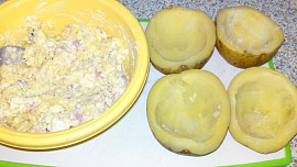 Pečená brambora s hermelínovou náplní