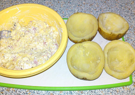 Pečená brambora s hermelínovou náplní