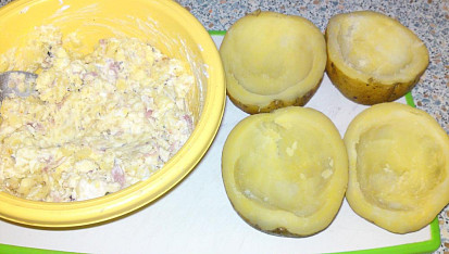 Pečená brambora s hermelínovou náplní