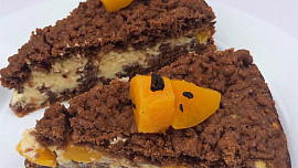 Strouhaná buchta s kompotovanými broskvemi