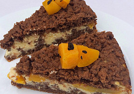 Strouhaná buchta s kompotovanými broskvemi