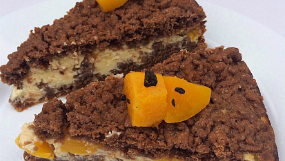 Strouhaná buchta s kompotovanými broskvemi