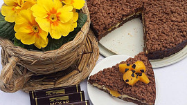 Strouhaná buchta s kompotovanými broskvemi