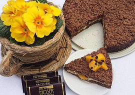 Strouhaná buchta s kompotovanými broskvemi