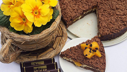 Strouhaná buchta s kompotovanými broskvemi