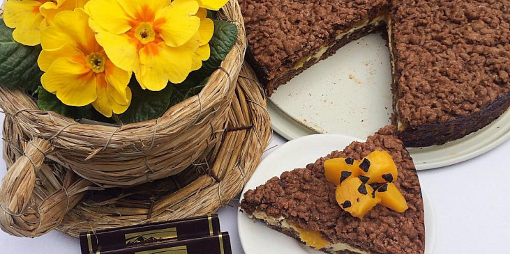 Strouhaná buchta s kompotovanými broskvemi