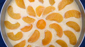 Strouhaná buchta s kompotovanými broskvemi