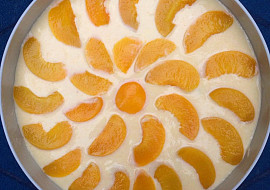 Strouhaná buchta s kompotovanými broskvemi