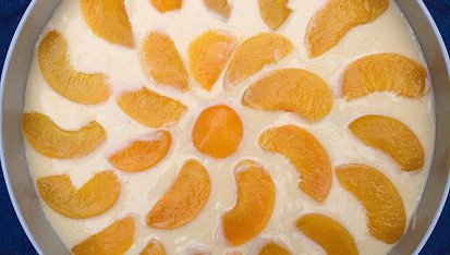 Strouhaná buchta s kompotovanými broskvemi