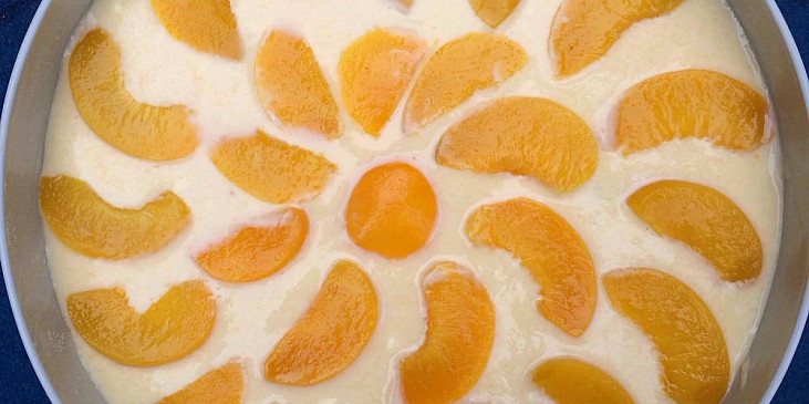 Strouhaná buchta s kompotovanými broskvemi