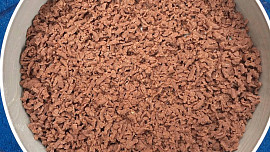 Strouhaná buchta s kompotovanými broskvemi