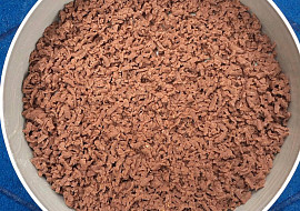 Strouhaná buchta s kompotovanými broskvemi