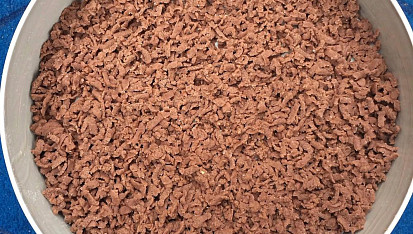 Strouhaná buchta s kompotovanými broskvemi