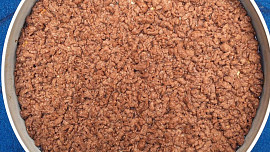 Strouhaná buchta s kompotovanými broskvemi