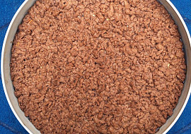 Strouhaná buchta s kompotovanými broskvemi