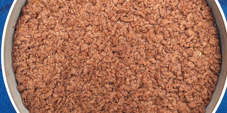 Strouhaná buchta s kompotovanými broskvemi