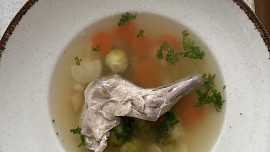 Vývar z králíka se zeleninou a strouháním