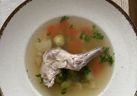 Vývar z králíka se zeleninou a strouháním